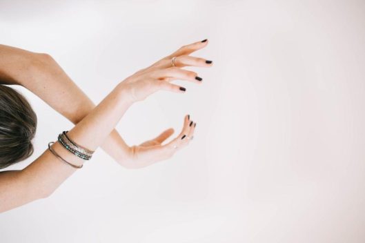 Jak długo powinno się utwardzać lakier hybrydowy w lampie led?